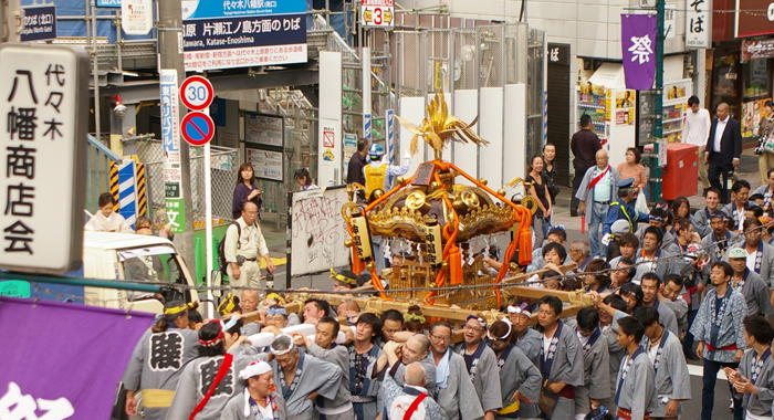 工事中の代々木八幡駅前をお神輿が通り過ぎます