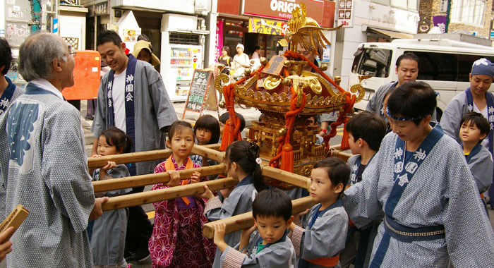 将来この子たちが大きなお神輿かつぐのかな