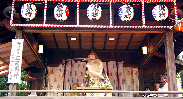 神楽がどーんと祭りを盛り上げます