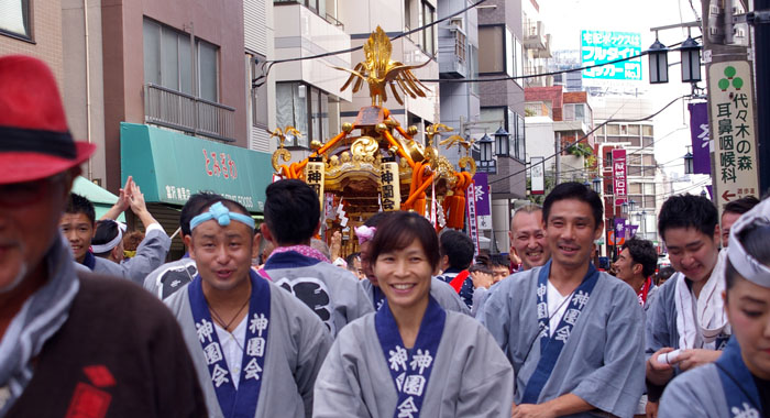 さあいよいよ大人のお神輿がスタードだ