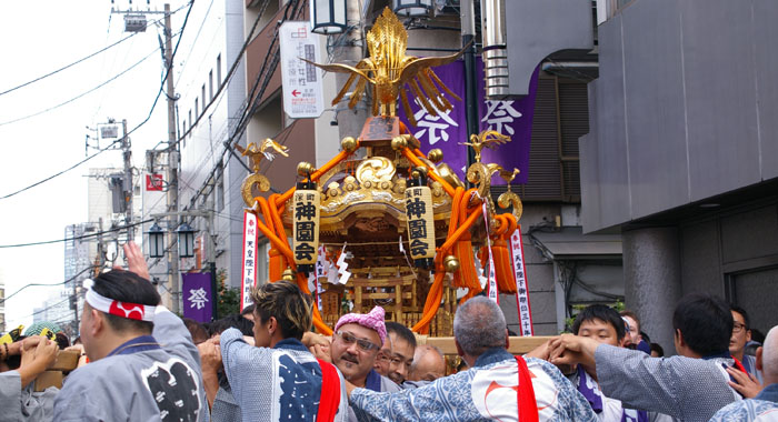 「祭」の文字に神輿と半纏はすごく似合う