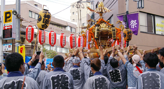 神輿を高く掲げて、まだ皆さん余裕があります