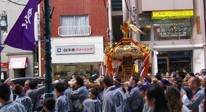 代々木八幡商店街を神輿が走り抜ける