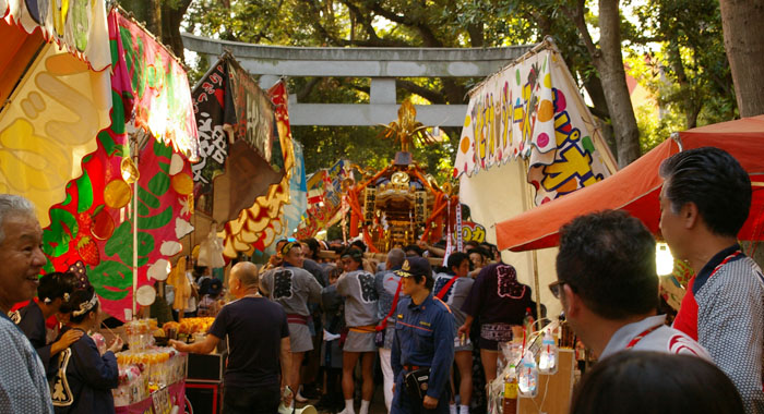 お店は営業中だけど、神輿が最優先なんです