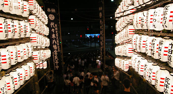 神社は夜10時頃まで賑わっていましたよ