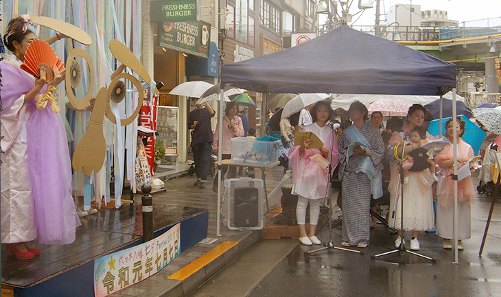 天候が悪い中、手作りの小道具たちも大活躍