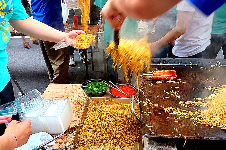 焼きそばは豪快に