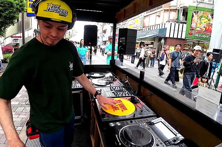 DJブースはサンロッカーズカラーが映えますね