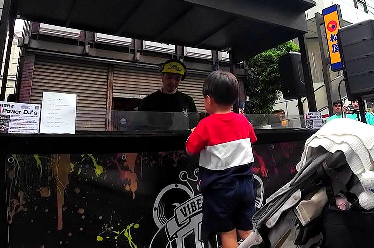 子供がDJブースにかぶりつき